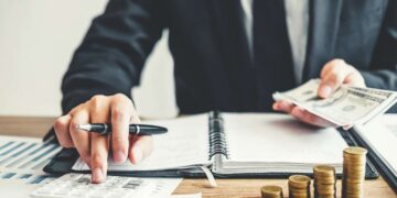 Tăng lương cho nhân viên: Câu chuyện quản trị chi phí và sống sót trong kinh doanh