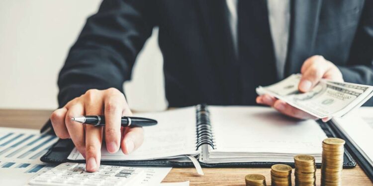 Tăng lương cho nhân viên: Câu chuyện quản trị chi phí và sống sót trong kinh doanh