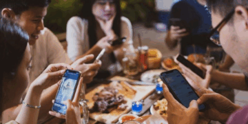 Mối quan hệ đích thực không đến từ danh bạ điện thoại